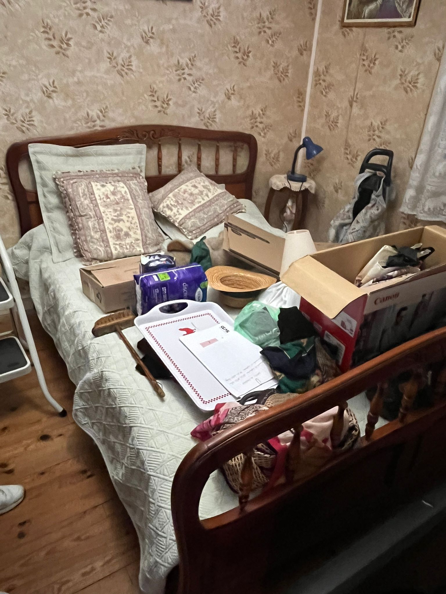 Intérieur de maison encombré avant débarras